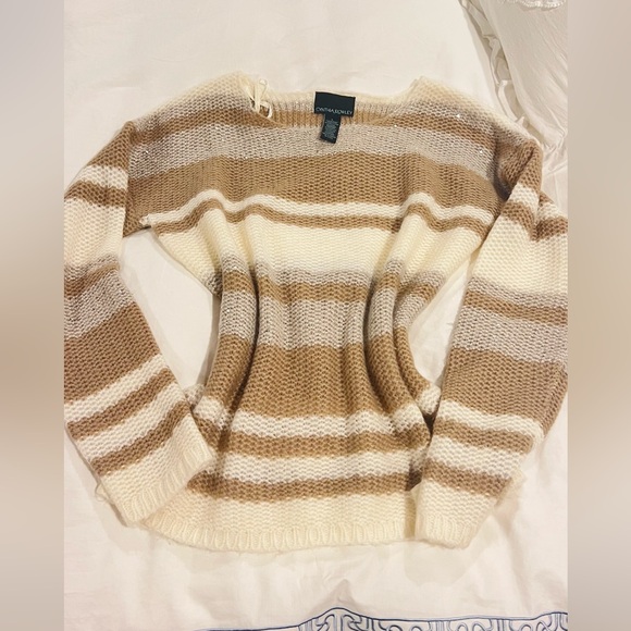 STAY WARM AND STYLISH IN ANY WEATHER WITH THIS VERSATILE PULLOVER SWEATER!
NWOT - Picture 6 of 9